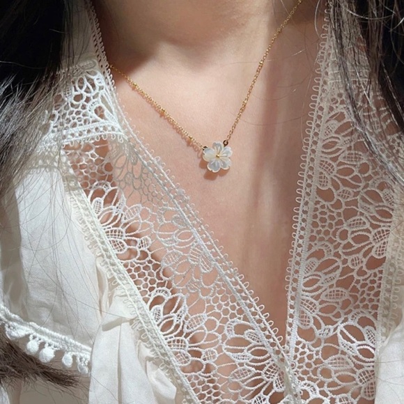 LALA JEWELRY White Shell Flower Necklace Gold Plated - Picture 4 of 5